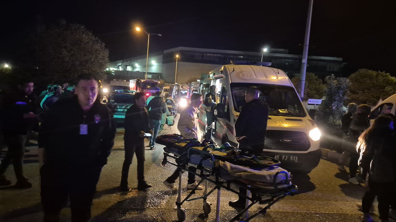 İzmir Kemalpaşa'da meydana gelen trafik kazasında 2 kişi ağır, 13 kişi yaralandı.