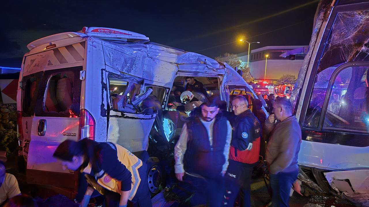 İzmir'de iki işçi taşıma aracının kaza yapması sonucu 13 kişi yaralandı.