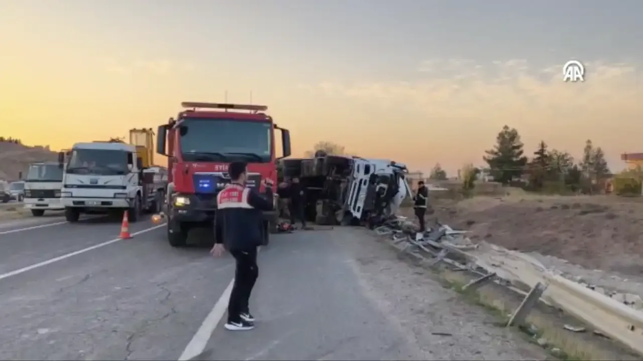 Kızıltepe'de meydana gelen iki trafik kazasında bir kişi hayatını kaybetti ve iki kişi yaralandı.
