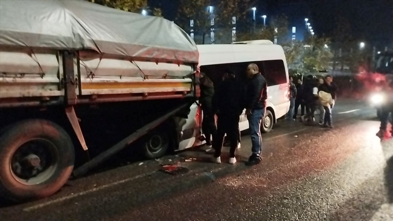 Kocaeli'de meydana gelen trafik kazasında 9 kişi yaralandı.