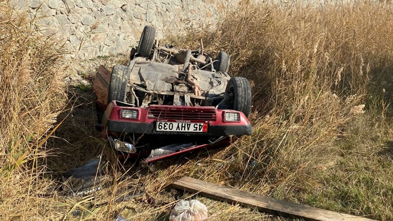 Manisa'da araç tarlaya devrildi, 5 kişi yaralandı.