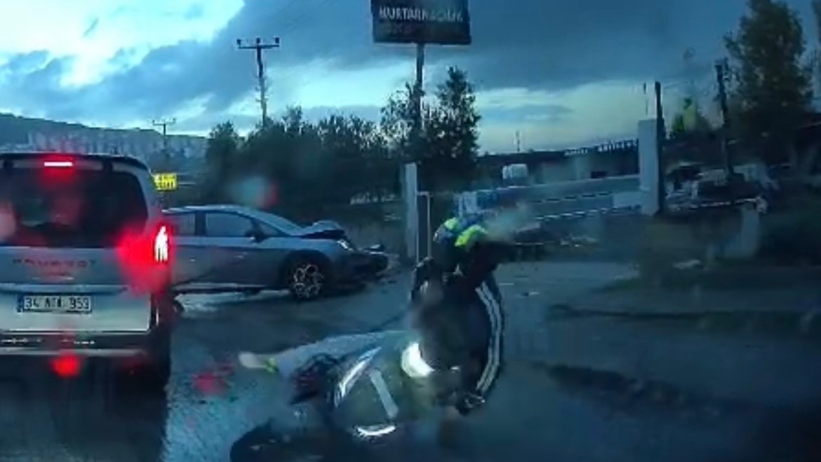 Motosiklet iş yerine giren araca çarptı.