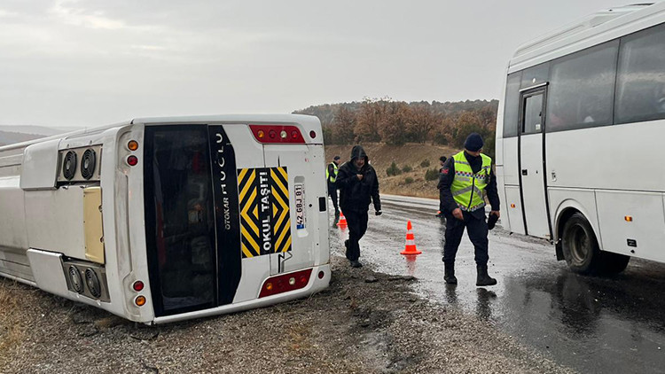 Okul taşıtı devrildi: 28 öğrenci, 29 kişi yaralı.