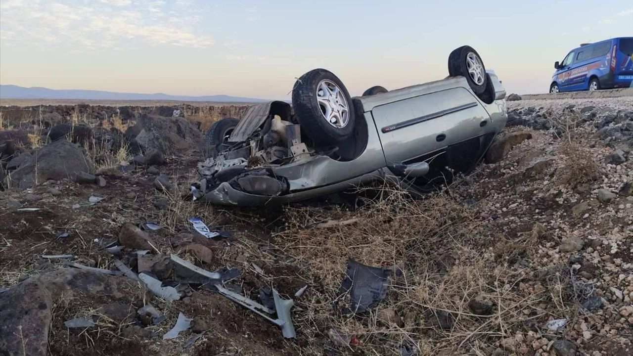 Siverek'te araç, şarampole devrilen trafik kazasında 4 kişi yaralandı.