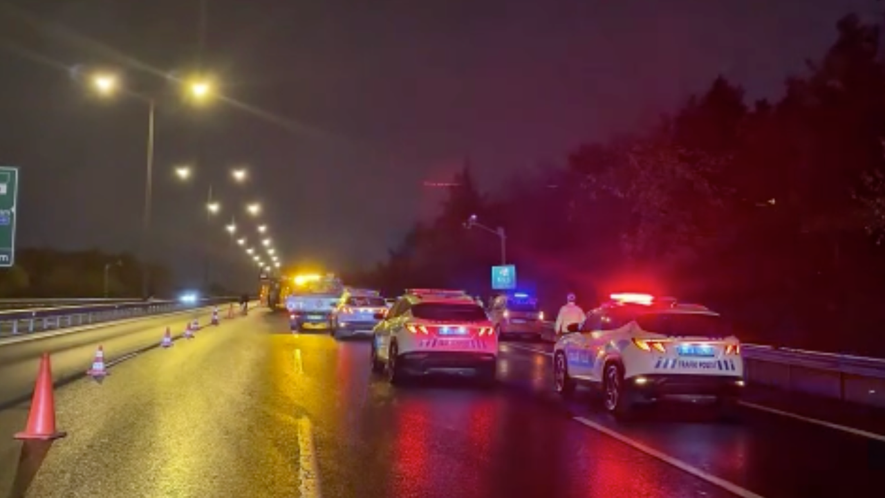 TEM Otoyolunda Ankara istikametinde trafik kazası: Bir araç kamyona çarptı.