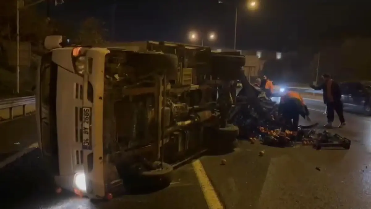 Ümraniye'de Kaza: Meyvelerle Dolu Kamyonet Devrildi