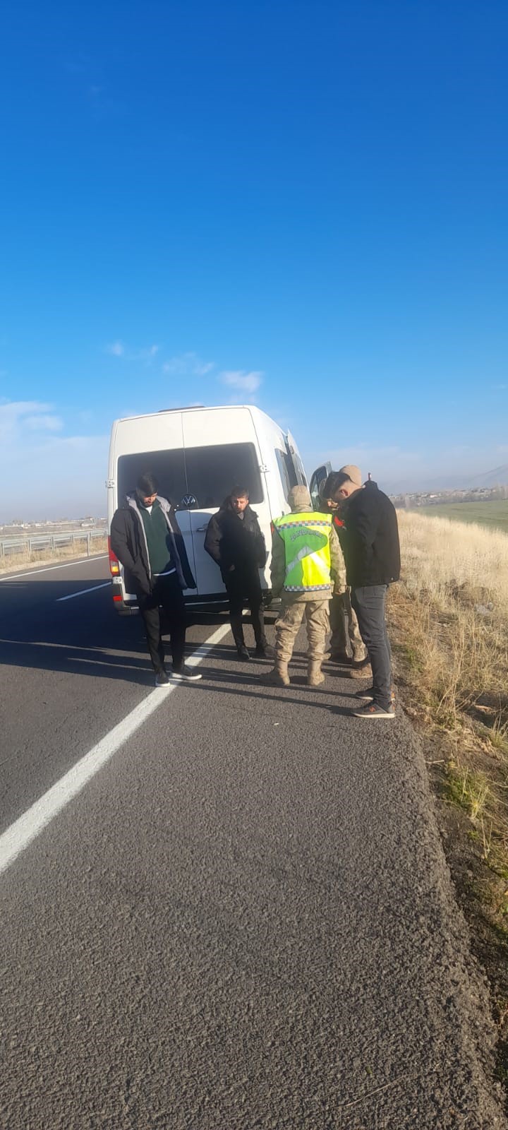 Ağrı'da trafik kazasında 3 kişi yaralandı.