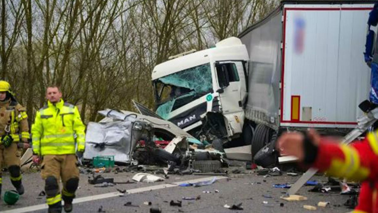 Almanya'da kar yağışı nedeniyle trafik kazasında 3 kişi öldü.