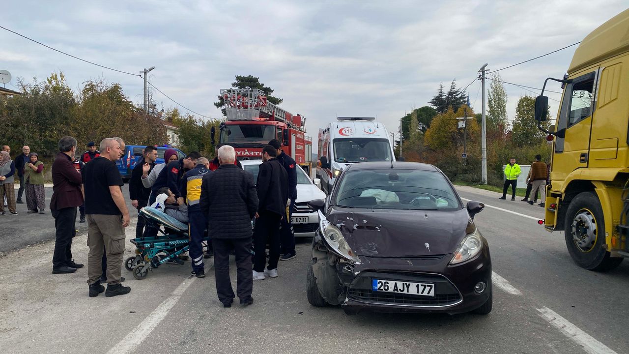 Bilecik'teki kaza sonucu 2 çocuk da dahil olmak üzere 5 kişi yaralandı.