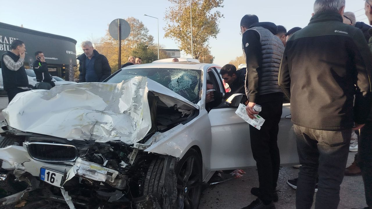 Bursa'da nefesleri kesen kaza: Araç şerit değiştirdi ve otobüse çarptı, yaralılar var!