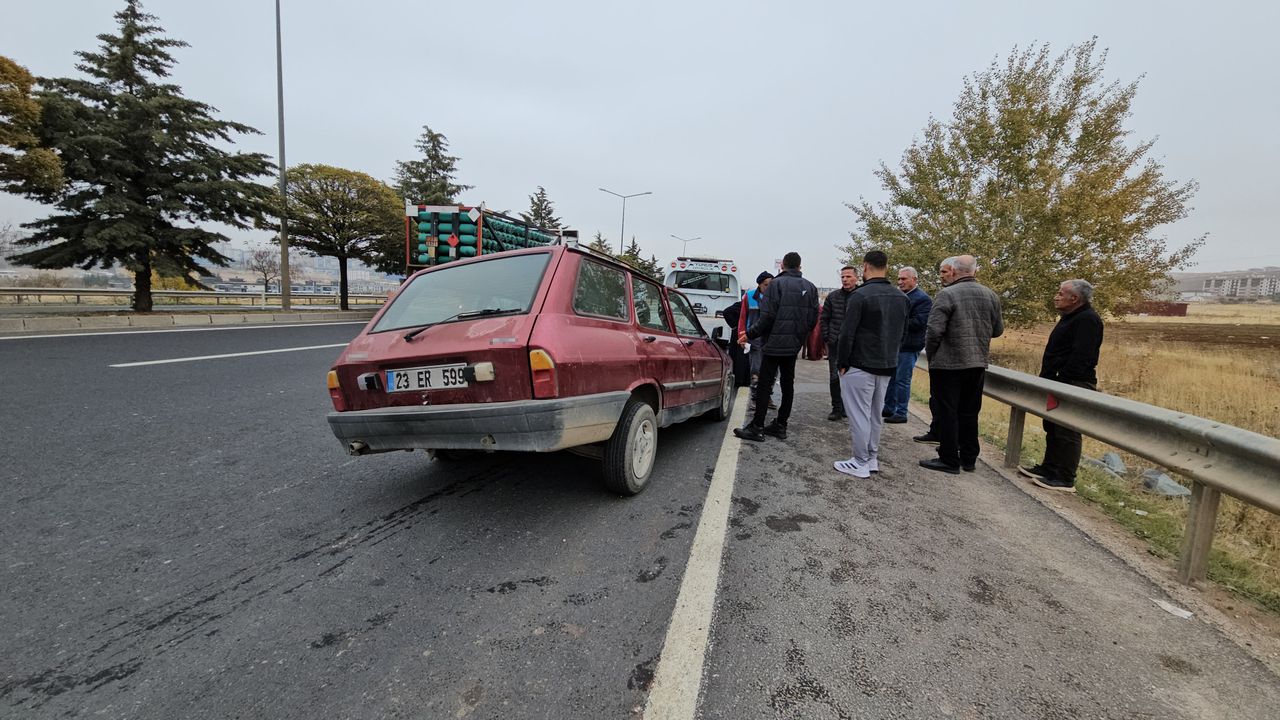 Elazığ'da trafik kazasında 2'si ciddi şekilde olmak üzere toplam 4 kişi yaralandı.