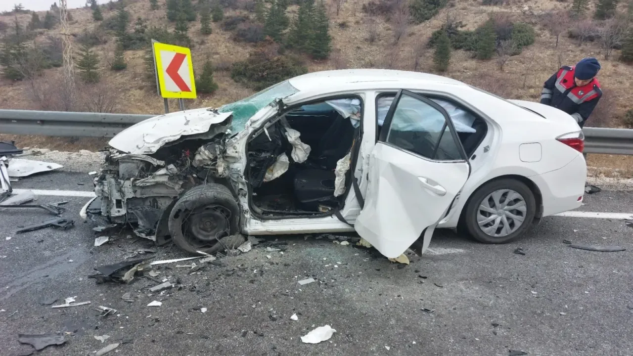 Kamyonet ile Otomobil Çarpıştı: 2 Kişi Yaralandı