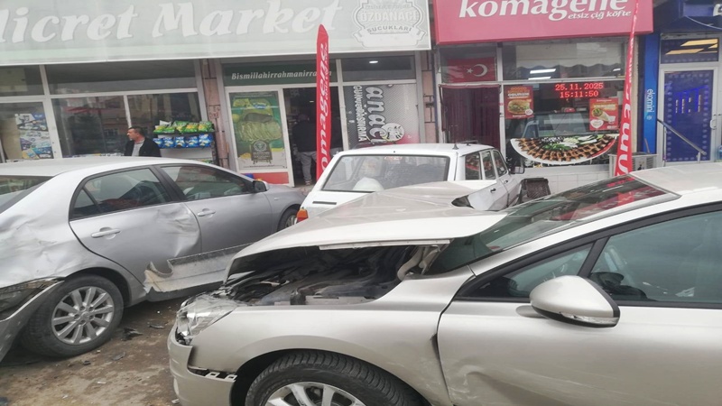 Kozaklı'da Hükümet Konağı Kavşağında Trafik Kazası Gerçekleşti.