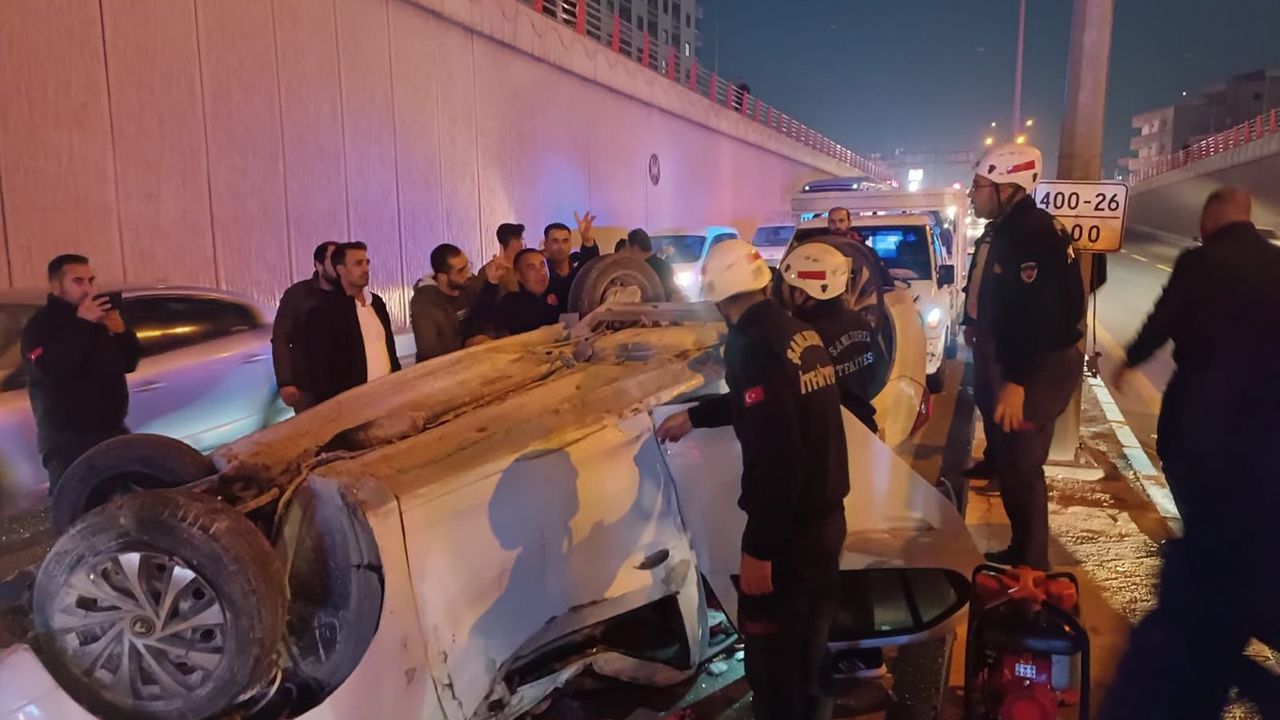 Şanlıurfa'da tek taraflı trafik kazasında 3 kişi yaralandı.