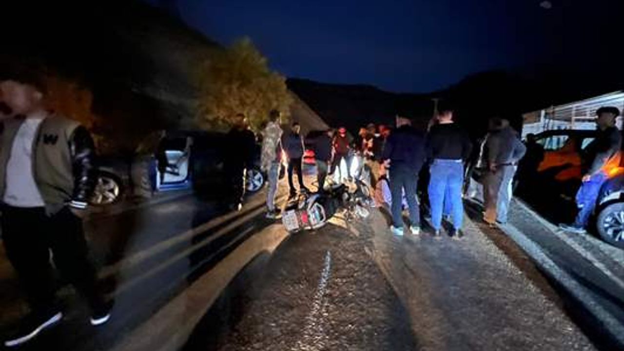 Şırnak'ta kaza: Motosikletten 2 kişi yaralandı.