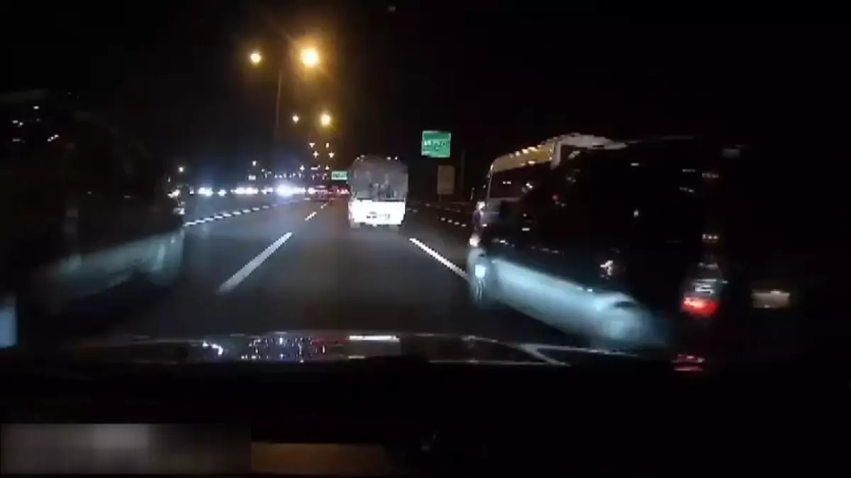 Beykoz'da trafik kazası: hafif ticari araç devrildi.