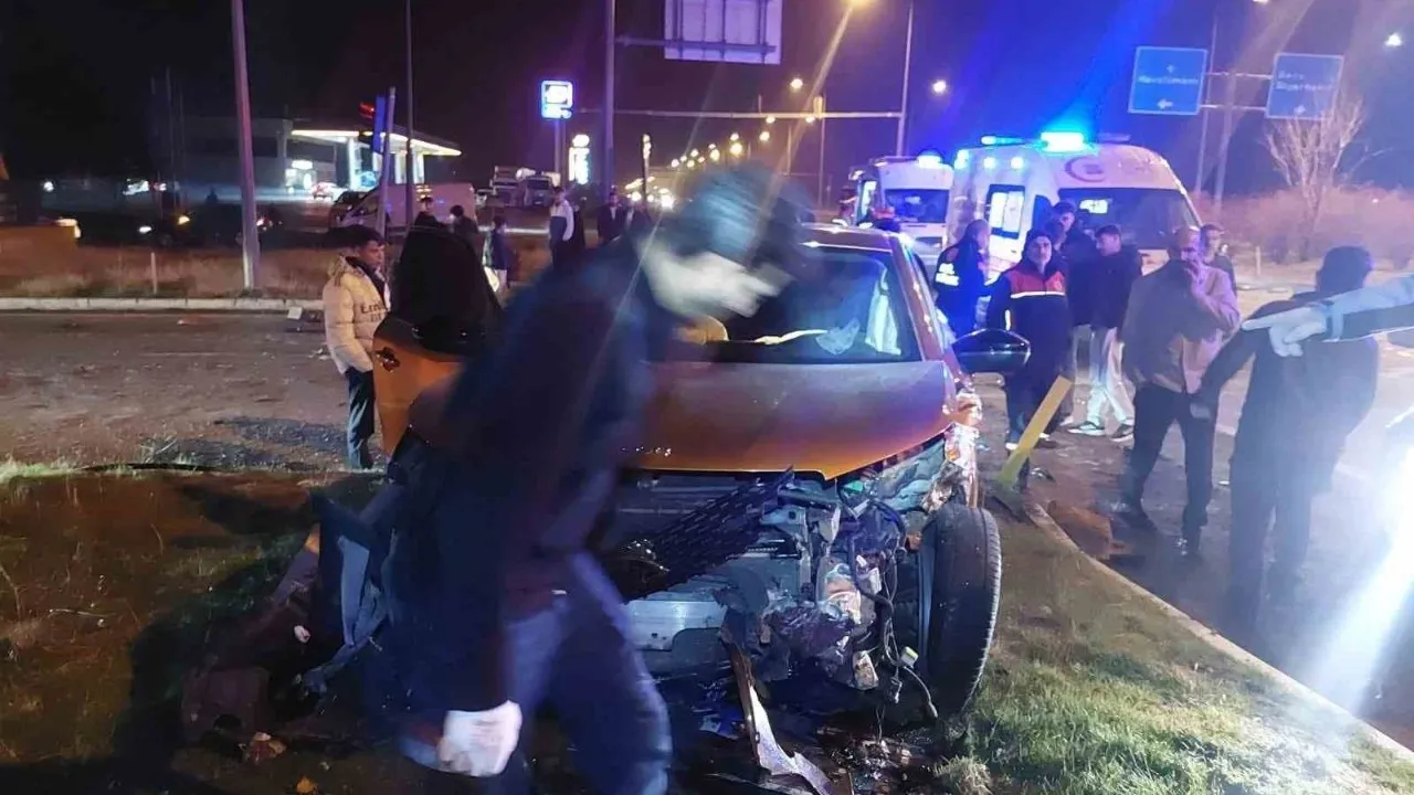 Bingöl'de havalimanı kavşağında meydana gelen kazada 4 kişi yaralandı.
