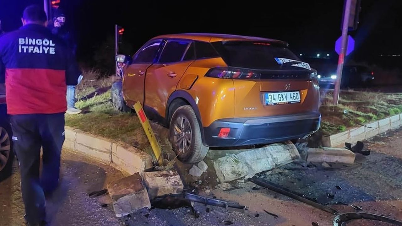 Bingöl'de iki araç kaza yaptı: Dört kişi yaralandı.