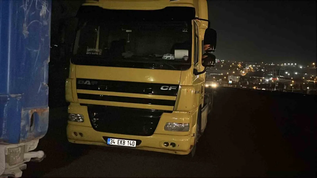 Dilovası’nda trajik kaza: Tır şoförü ve motosiklet sürücüsü öldü.