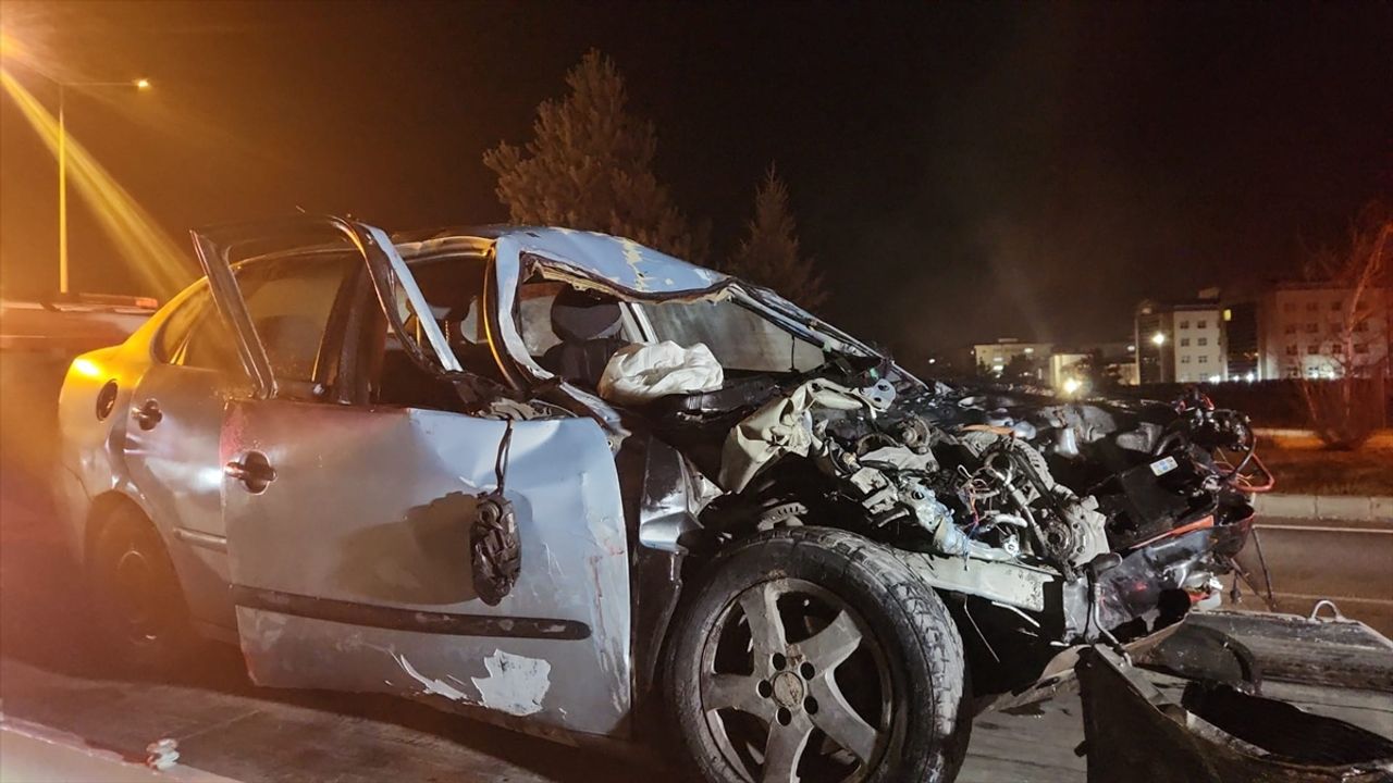 Erzurum'da araçla kamyonetin çarpıştığı kaza sonucu 1 kişi hayatını kaybetti, 2 kişi yaralandı.