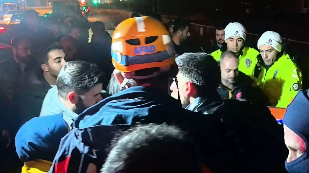 Erzurum'da korkunç kaza: 1 kişi hayatını kaybetti, 2 kişi yaralandı.