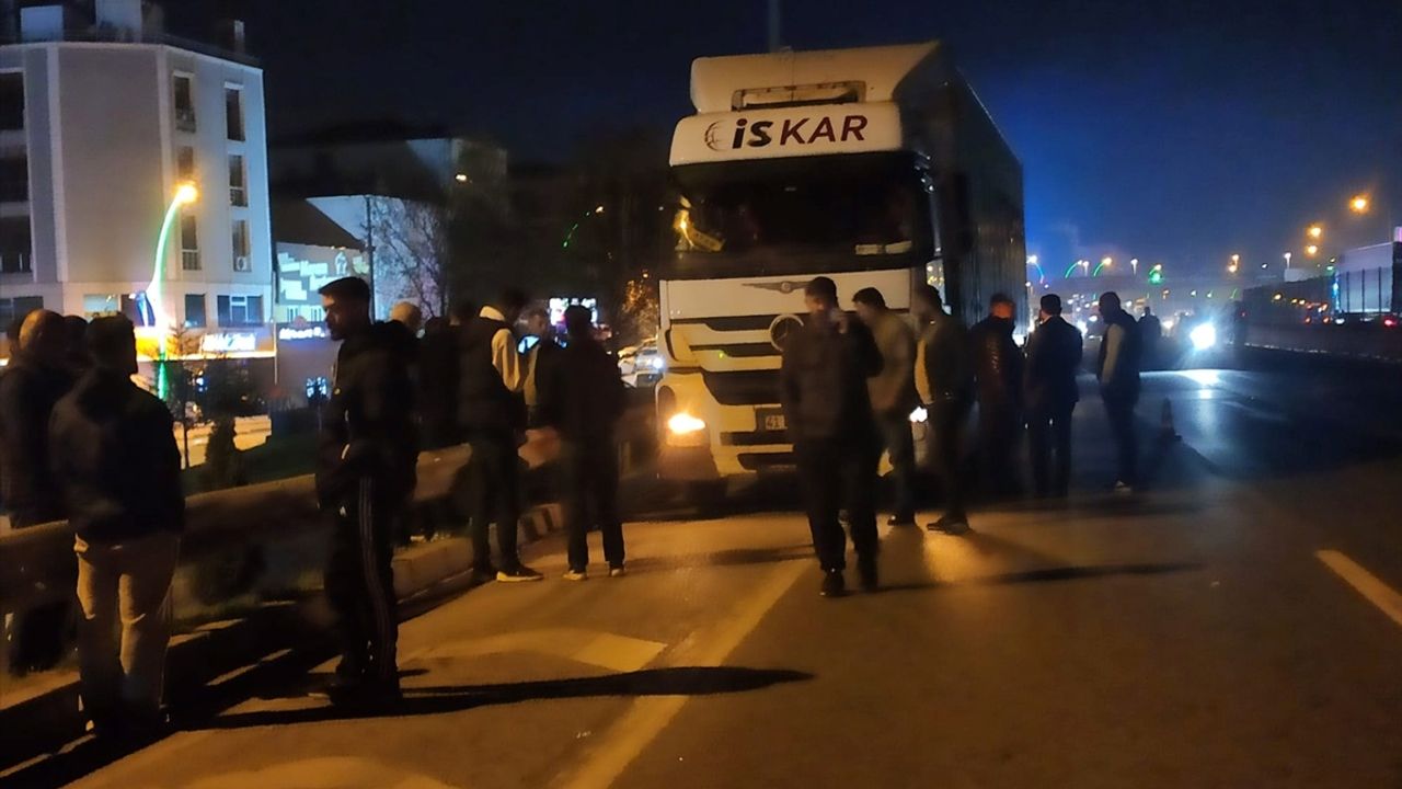 Kocaeli'de motosikletin yayaya çarpması sonucu meydana gelen trafik kazasında 2 kişi hayatını kaybetti.