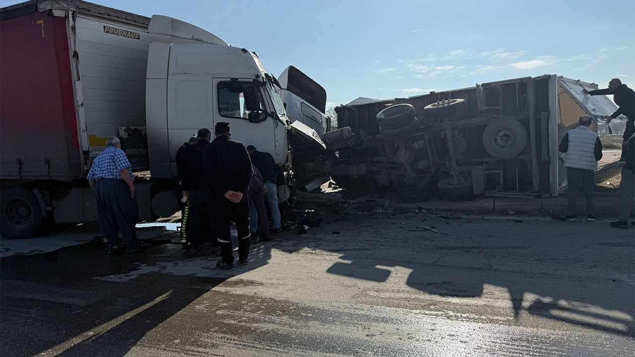 Konya'da kamyonet ve tır çarpıştı, bir kişi yaralandı.