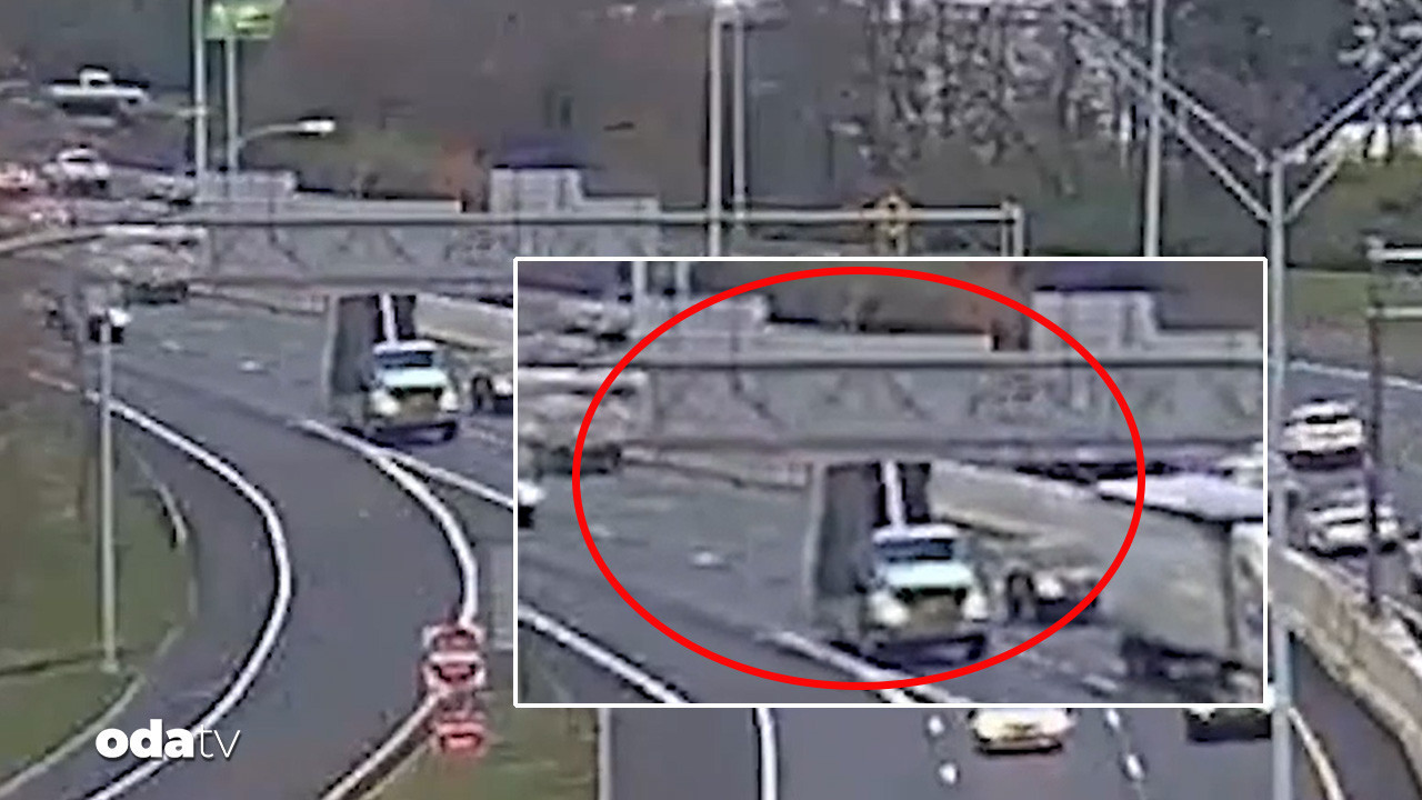 Tabelaya çarpan damperli kamyon trafik akışını bozdu.