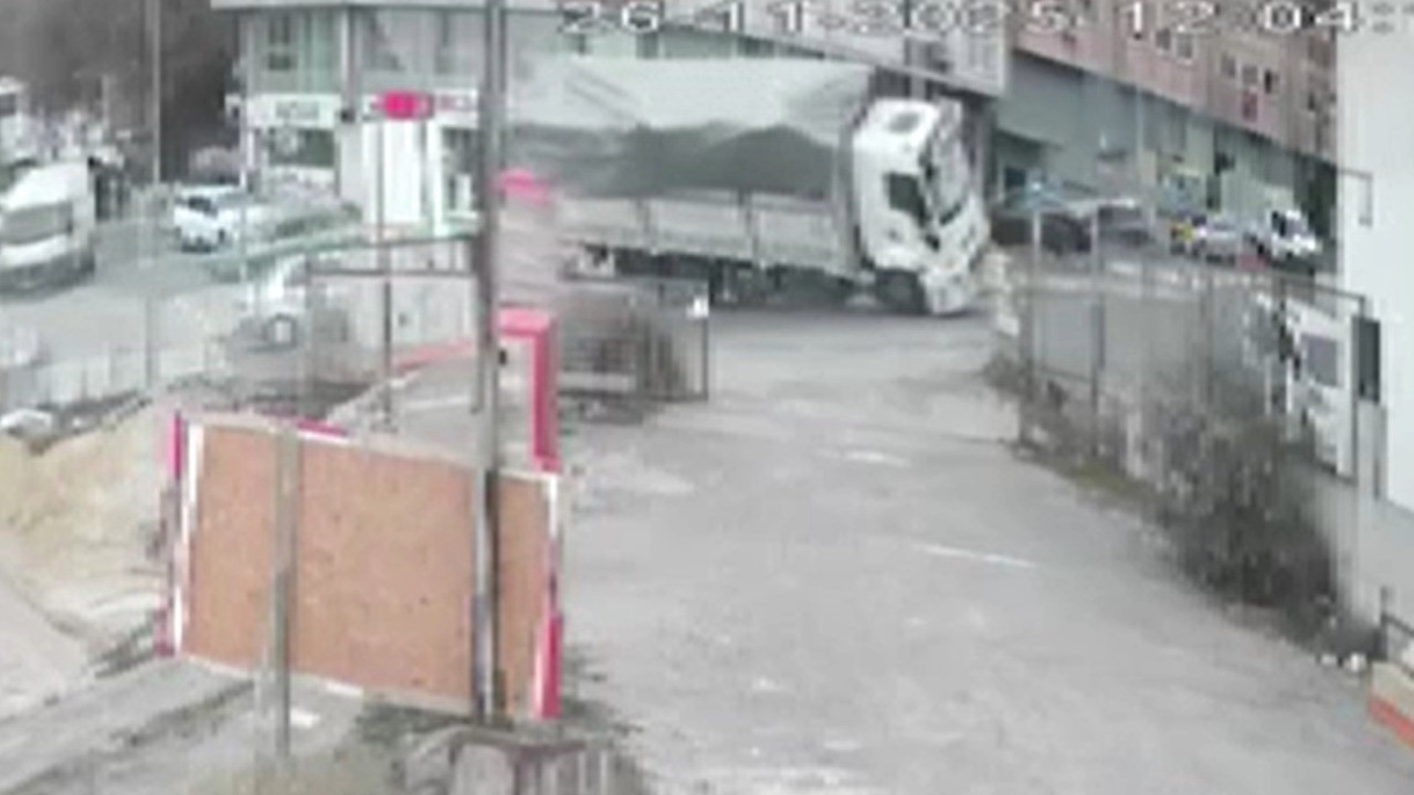 Virajı alamayan kamyon devrildi: Yükü fazla olan araç bu şekilde devrildi.