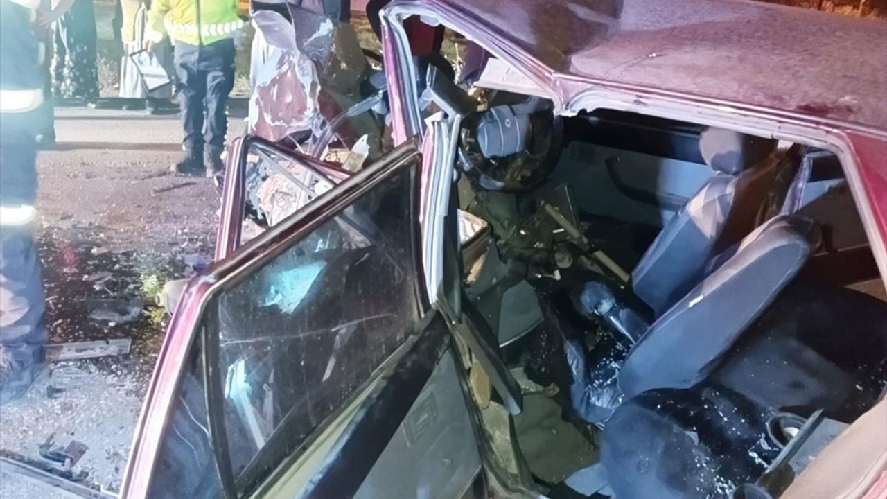 Amasya Suluova'da meydana gelen trafik kazasında 1 kişi hayatını kaybetti, 3 kişi yaralandı.