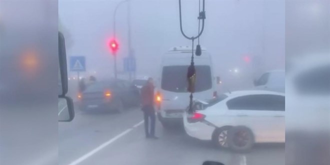 Ankara'da yoğun sis nedeniyle zincirleme kaza oldu.