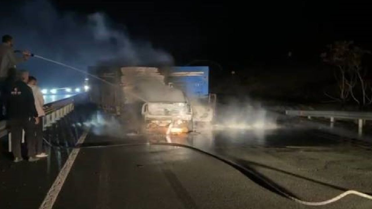 Elazığ'da korkunç kaza: Araç traktöre çarptı ve alev aldı, 2 kişi yaralandı.