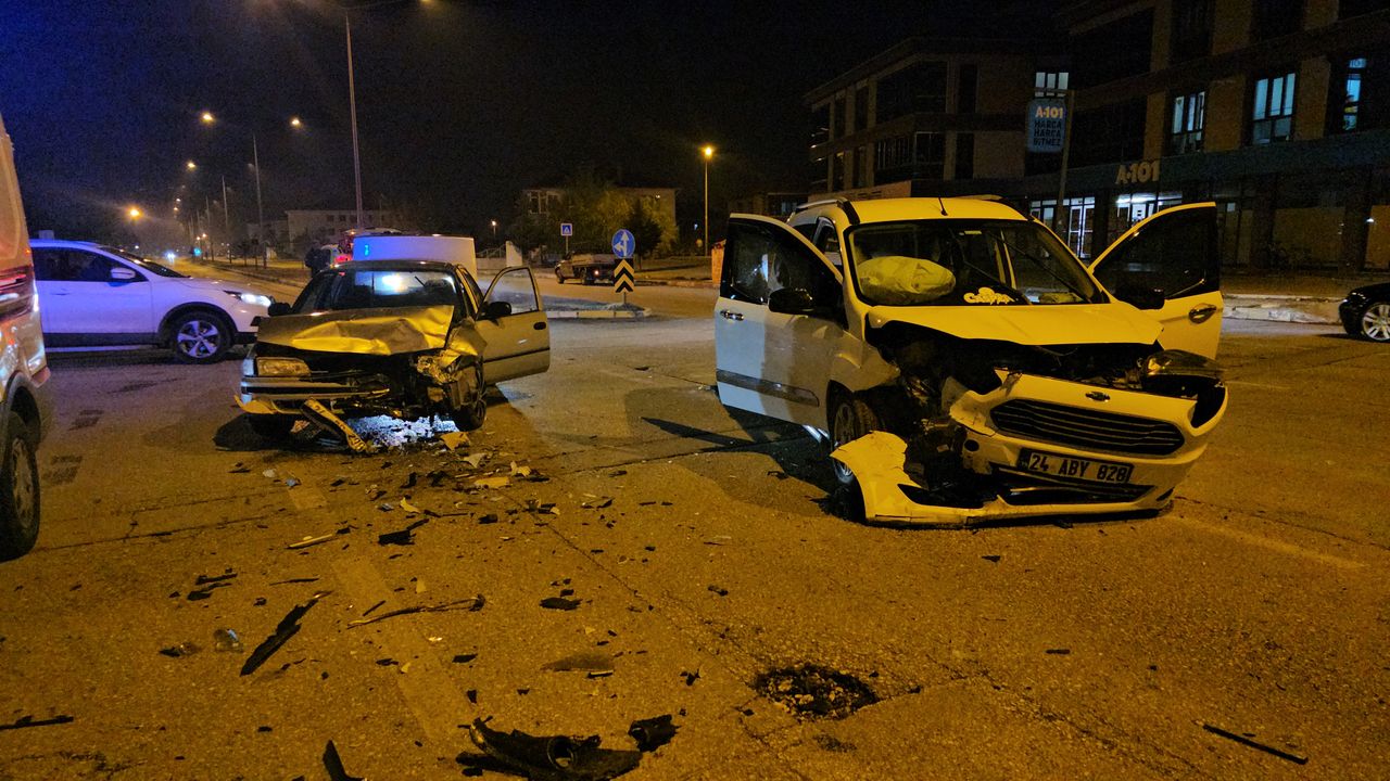Erzincan'da meydana gelen trafik kazasında 1'i çocuk 4 kişi yaralandı.