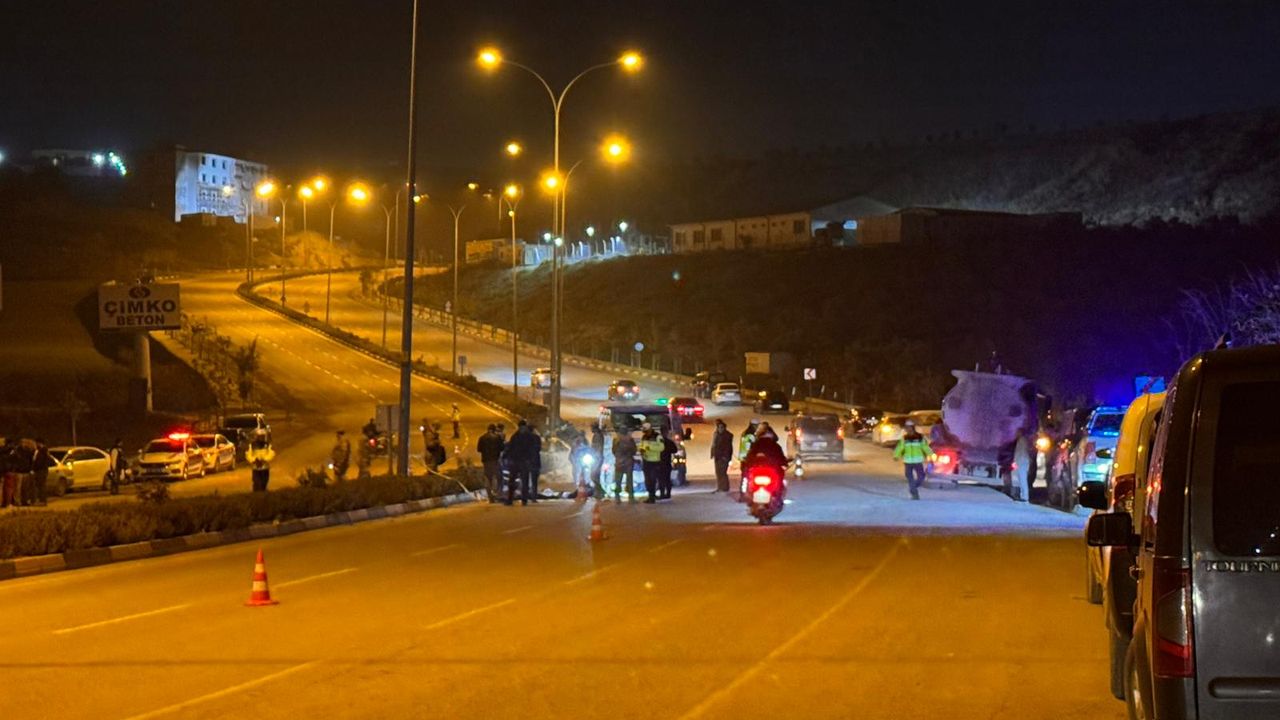 Hatay'da trafik kazasında motosiklet devrildi, 2 kişi hayatını kaybetti.