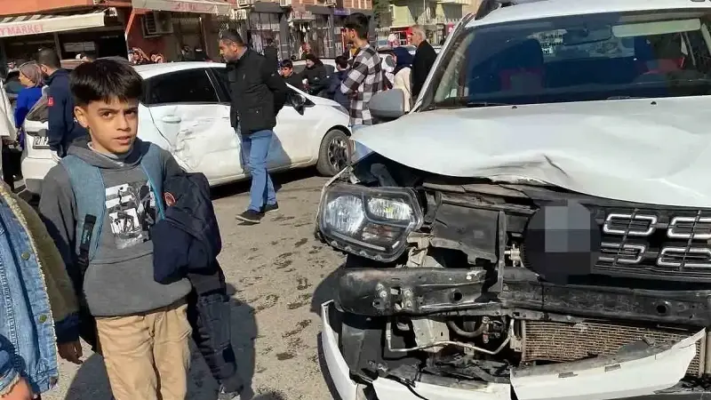Siirt'te araçlar çarpıştı: Bir kişi yaralandı.