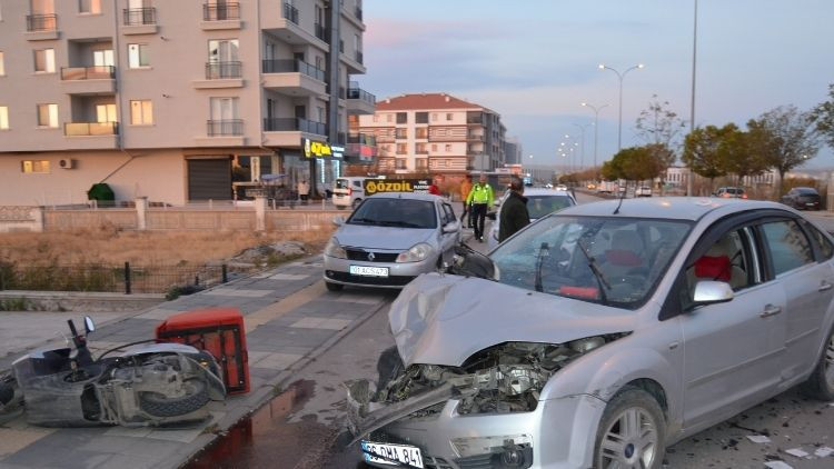 Alkollü sürücü 3 araca çarptı ve sağlık çalışanlarından kendisini morga götürmesini istedi.