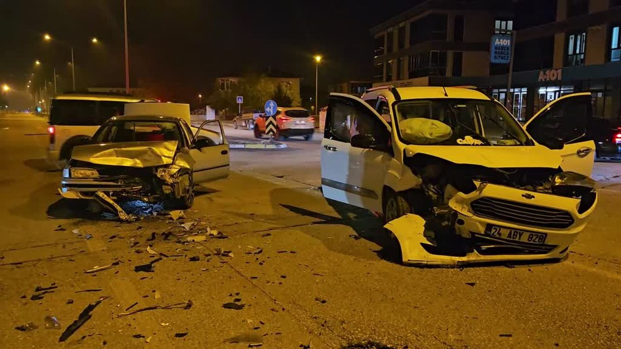 Erzincan'da kaza: 1 çocuk dahil 4 kişi yaralandı.