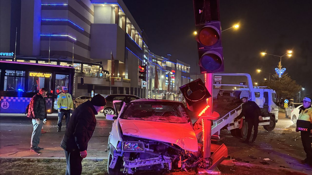 Erzurum'da dur ihtarına uymayan sürücü 3 kişinin yaralandığı trafik kazasına neden oldu.