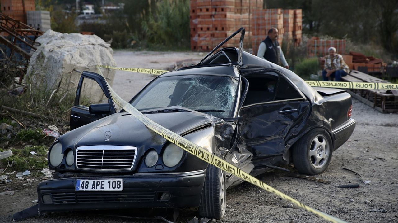 Muğla'da park halindeki araca çarpan araç trafik kazasında 1 kişinin ölümüne sebep oldu.