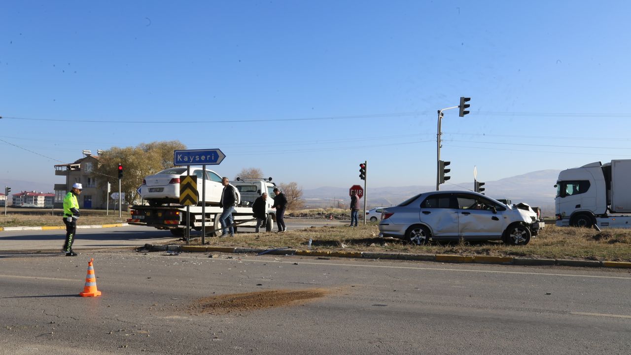 Sivas'ta 3 kişinin yaralandığı bir trafik kazası meydana geldi.