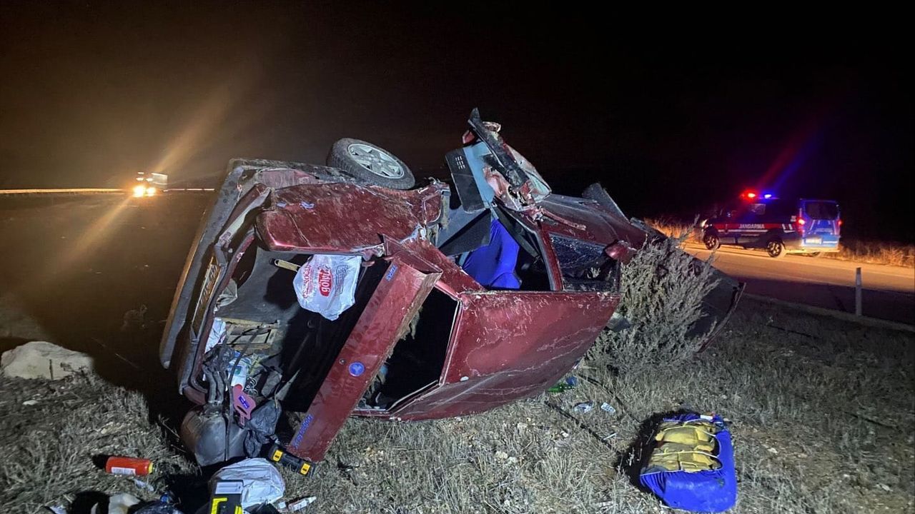 Afyon İhsaniye'de araç şarampole devrildi, sürücü hayatını kaybetti.