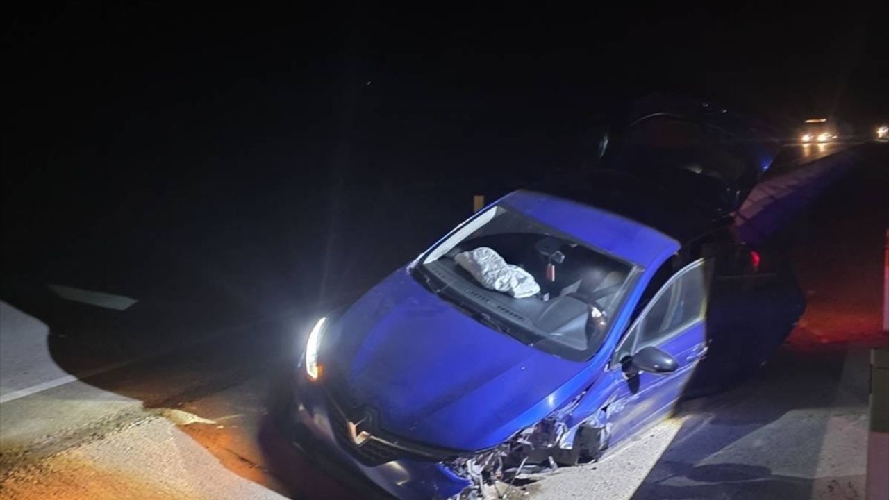 Afyon'da kaza: Refüje çarptı, 5 kişi yaralandı.