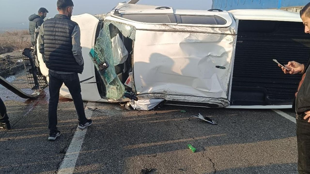 Batman’da Batman-Bismil yolunda yeni bir trafik kazası meydana geldi, pikap sürücü ağır yaralı.