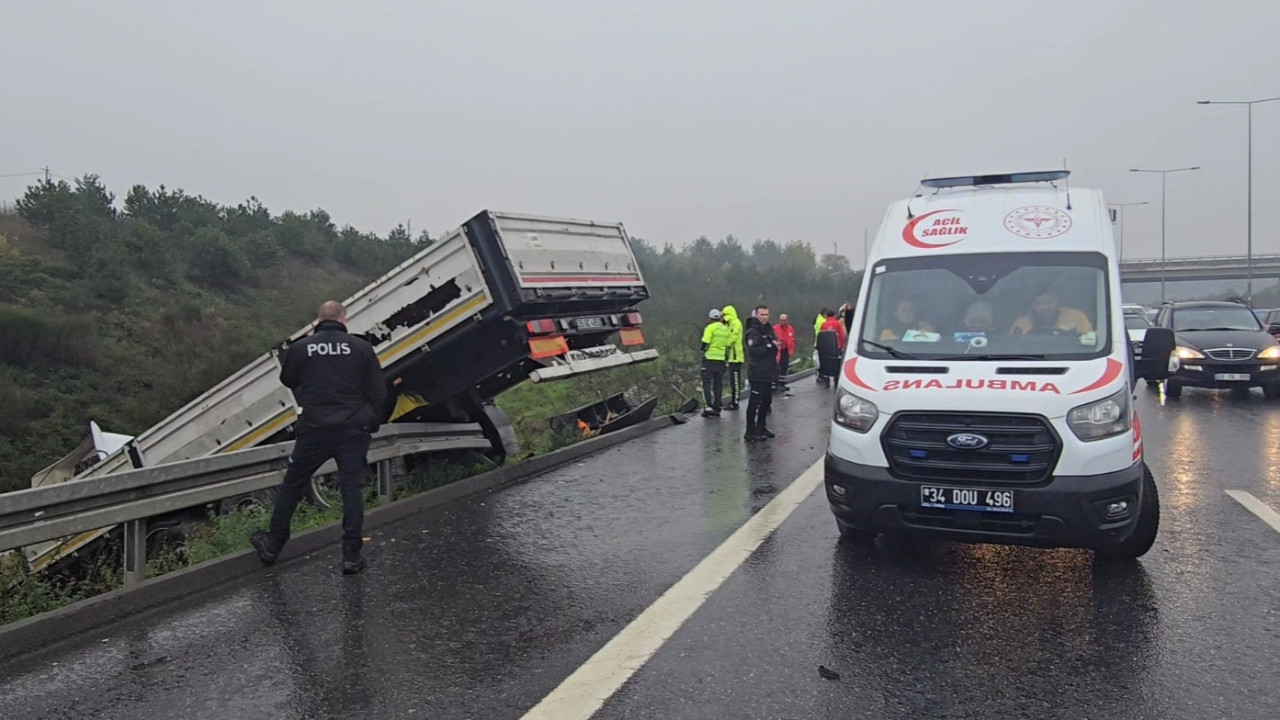 Beykoz'da korkunç kaza: TIR uzun mesafe boyunca devrildi.