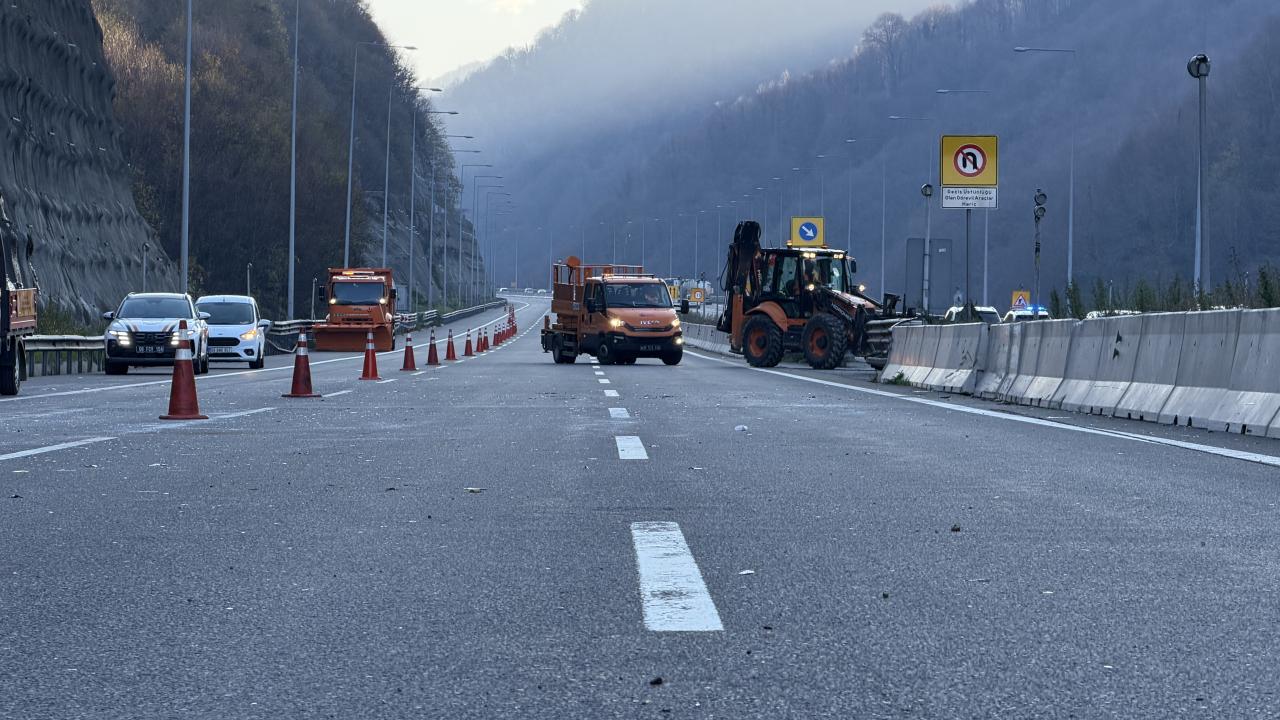 Bolu Dağı'nda kaza yapan tır, trafik akışını engelledi.