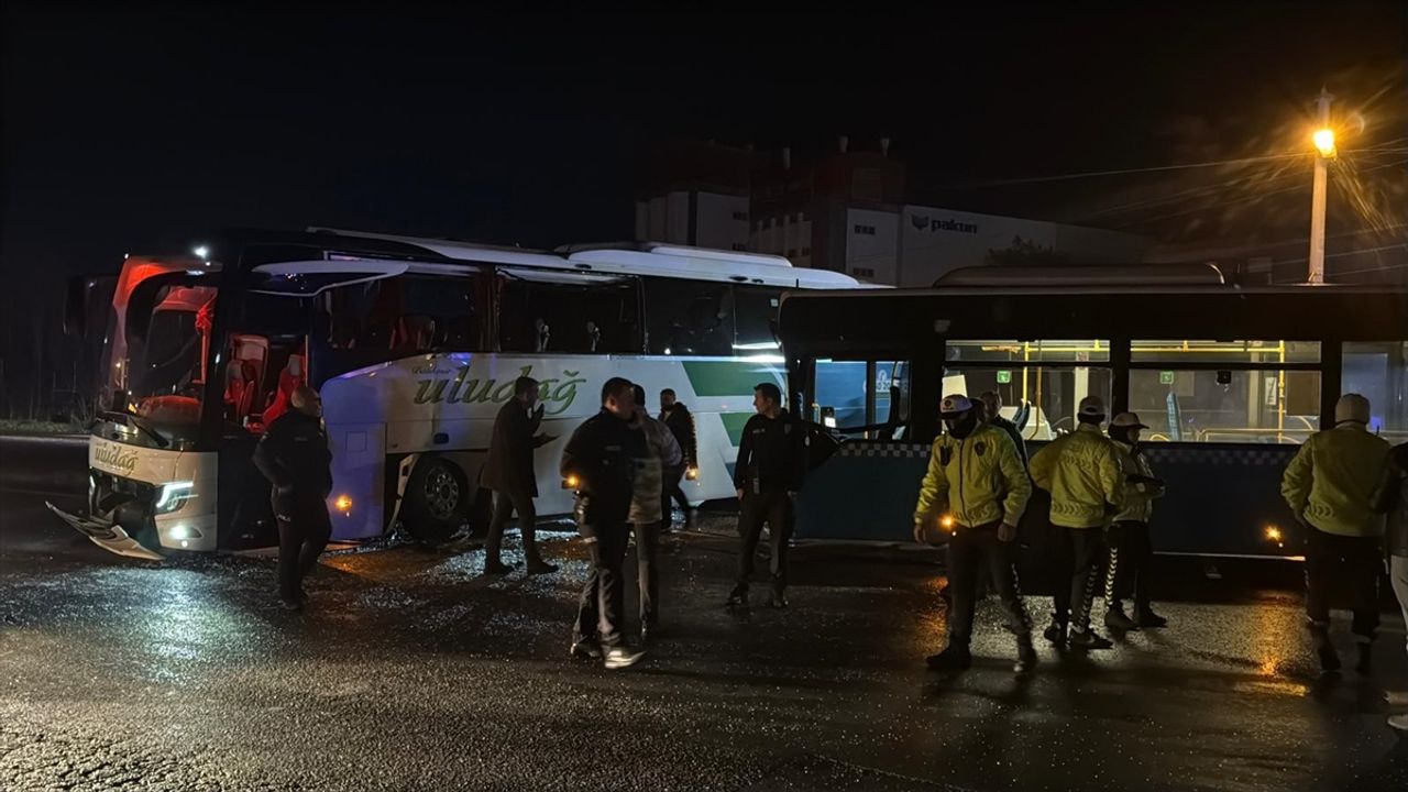Çorlu, Tekirdağ'da iki otobüsün kaza yapması sonucu 9 kişi yaralandı.