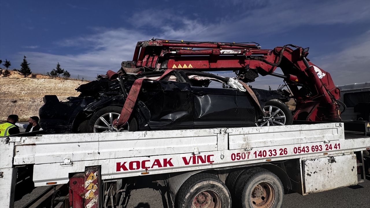 Gaziantep'te arabanın orta refüje çarptığı trafik kazasında 1 kişi hayatını kaybetti, 4 kişi ağır yaralandı.