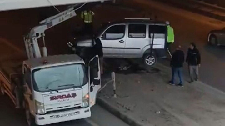 Malatya'da alt geçitteki kaza sonucu refüje çarpan araçtan yaralanan kişi kurtarıldı.