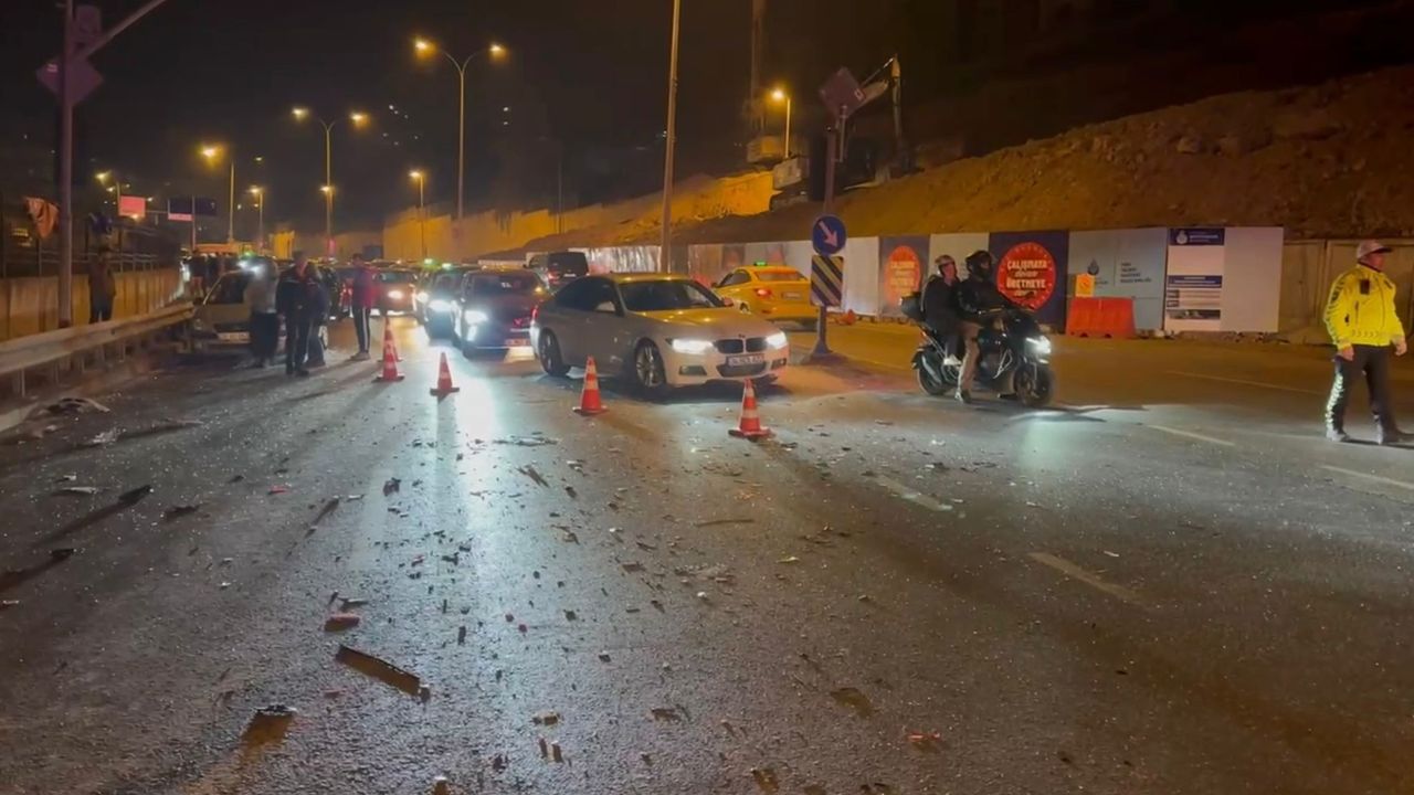 Maltepe'de Zincirleme Kaza Sonucu Trafik Kilitlendi: 4 Yaralı var
