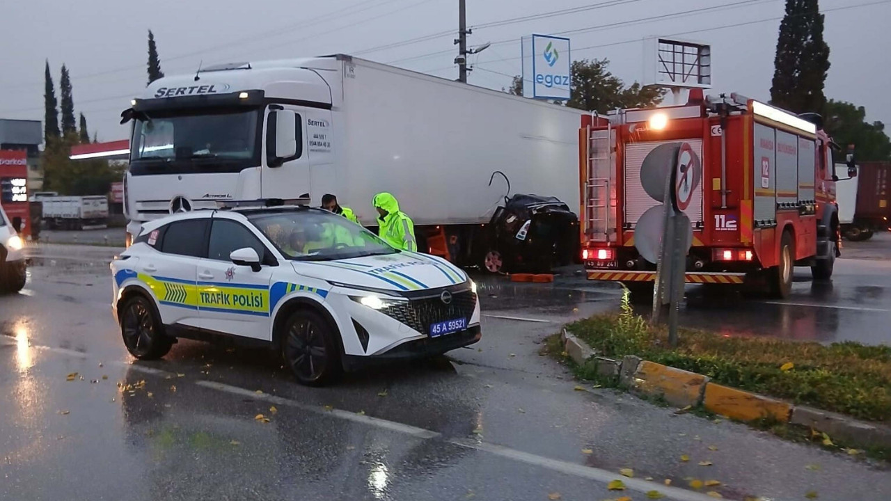 Manisa'da trajik bir olay: Otomobil, kamyonun altına girdi, çift hayatını kaybetti.